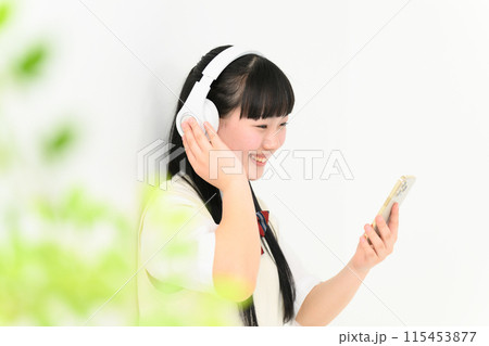 音楽を聴く女子高生　ヘッドホン 115453877