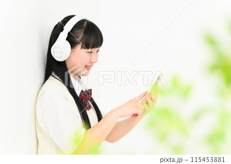 音楽を聴く女子高生　ヘッドホン 115453881