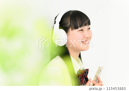 音楽を聴く女子高生 ヘッドホン 音楽を聴く女子高生 ヘッドホン 115453883