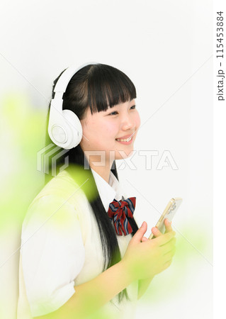 音楽を聴く女子高生 ヘッドホン 音楽を聴く女子高生 ヘッドホン 115453884