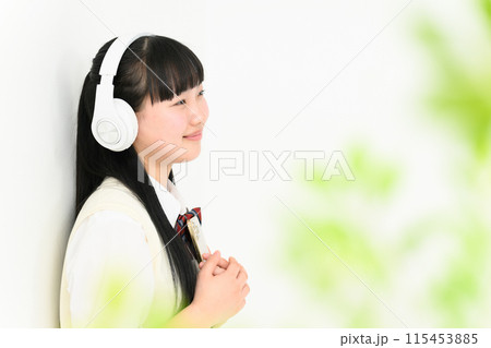 音楽を聴く女子高生　ヘッドホン 115453885