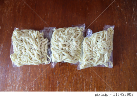 沖縄そばの麺 115453908