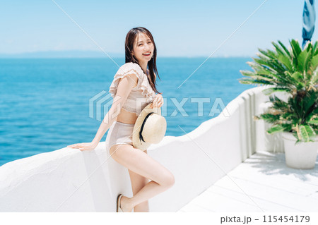 リゾート地でバカンスを楽しむ水着の女性 リゾート地でバカンスを楽しむ水着の女性 115454179