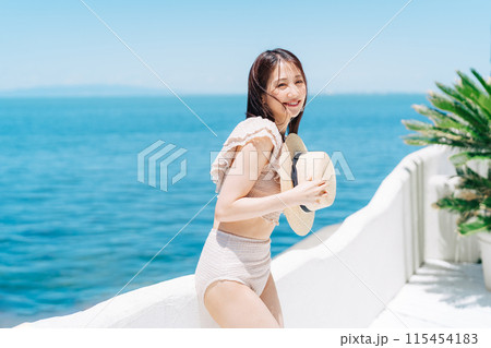 リゾート地でバカンスを楽しむ水着の女性 115454183