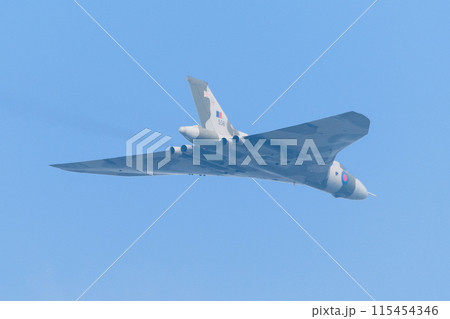 飛行するイギリス空軍バルカンB.2爆撃機 115454346