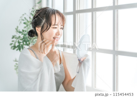 鏡で歯を見て困るアジア人女性（虫歯・歯並び・歯周病） 115454453