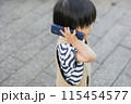 歩きスマホをする子供 115454577
