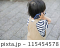 歩きスマホをする子供 115454578