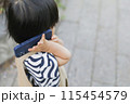 歩きスマホをする子供 115454579