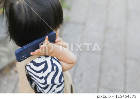 歩きスマホをする子供 歩きスマホをする子供 115454579