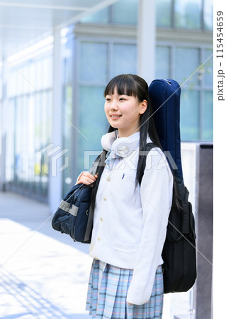 ギターを背負う女子高生 115454659