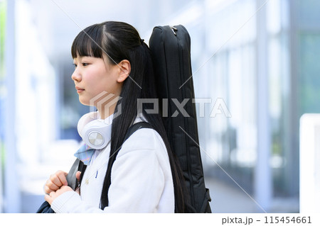 ギターを背負う女子高生 ギターを背負う女子高生 115454661