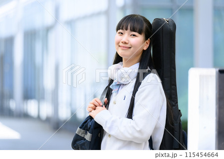 ギターを背負う女子高生 115454664