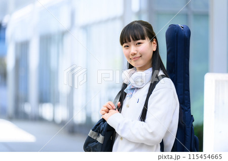 ギターを背負う女子高生 115454665