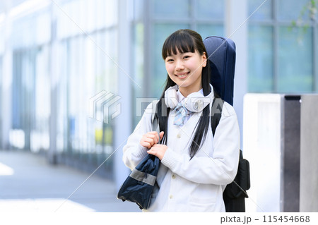 ギターを背負う女子高生 115454668