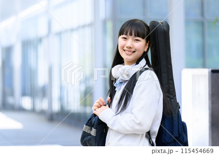 ギターを背負う女子高生 ギターを背負う女子高生 115454669