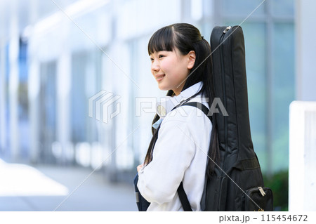 ギターを背負う女子高生 ギターを背負う女子高生 115454672