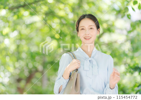 新緑の中を歩くビジネスウーマン 115454772