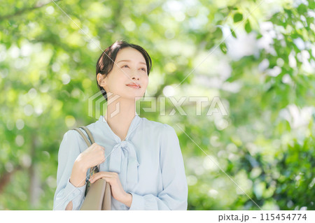 新緑の中を歩くビジネスウーマン 115454774