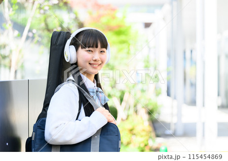 ギターを背負う女子高生　スマホ 115454869