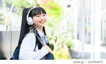 ギターを背負う女子高生　スマホ 115454871