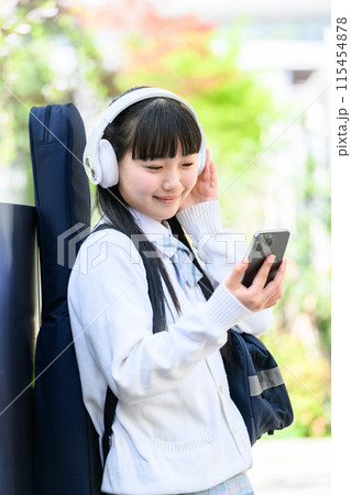 ギターを背負う女子高生　スマホ 115454878