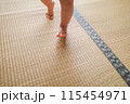 畳の上に置かれた子供の足 115454971