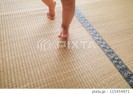 畳の上に置かれた子供の足 115454971