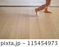 畳の上に置かれた子供の足 115454973