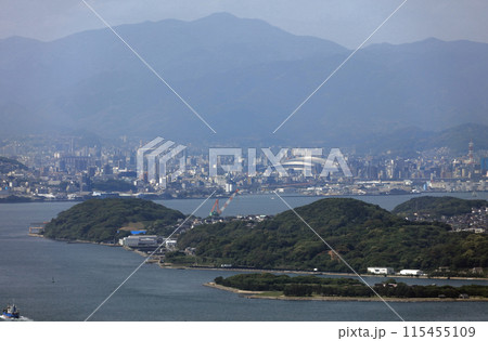 火の山公園から見る関門海峡の船島（巌流島）、彦島、北九州市小倉付近 115455109