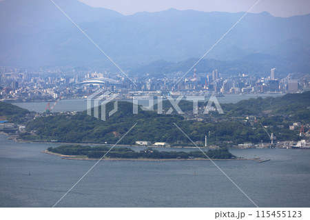 火の山公園から見る関門海峡の船島（巌流島）、彦島、北九州市小倉付近 115455123