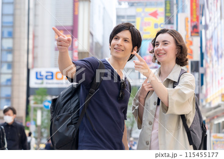 東京を旅行する外国人観光客のカップル(インバウンド) 東京を旅行する外国人観光客のカップル(インバウンド) 115455177