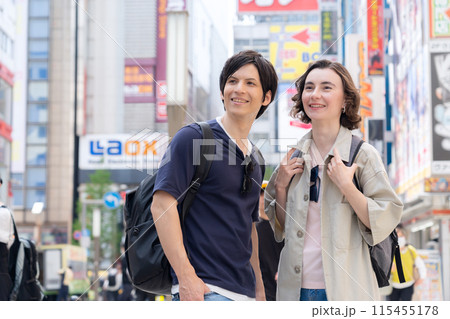 東京を旅行する外国人観光客のカップル(インバウンド) 東京を旅行する外国人観光客のカップル(インバウンド) 115455178