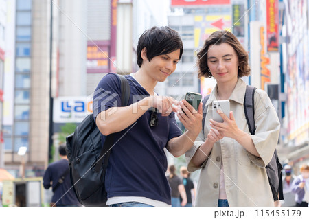東京を旅行する外国人観光客のカップル(インバウンド) 東京を旅行する外国人観光客のカップル(インバウンド) 115455179