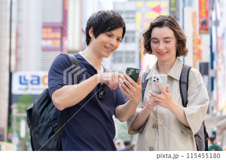 東京を旅行する外国人観光客のカップル(インバウンド) 東京を旅行する外国人観光客のカップル(インバウンド) 115455180