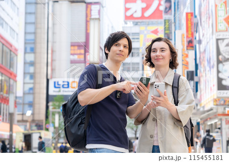 東京を旅行する外国人観光客のカップル（インバウンド） 115455181