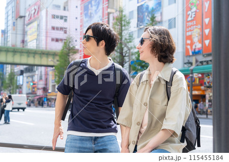 東京を旅行する外国人観光客のカップル(インバウンド) 東京を旅行する外国人観光客のカップル(インバウンド) 115455184