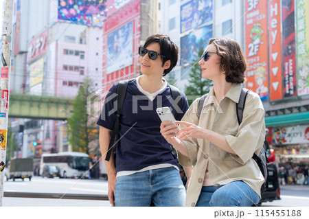 東京を旅行する外国人観光客のカップル(インバウンド) 東京を旅行する外国人観光客のカップル(インバウンド) 115455188