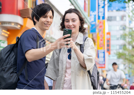 東京を旅行する外国人観光客のカップル（インバウンド） 115455204