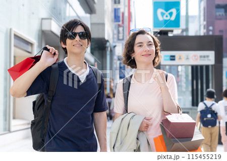 東京を旅行する外国人観光客のカップル（インバウンド） 115455219