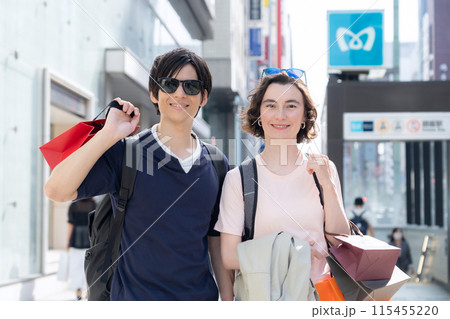 東京を旅行する外国人観光客のカップル（インバウンド） 115455220
