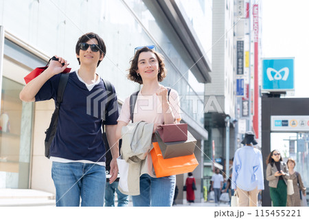 東京を旅行する外国人観光客のカップル(インバウンド) 東京を旅行する外国人観光客のカップル(インバウンド) 115455221