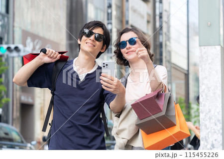 東京を旅行する外国人観光客のカップル(インバウンド) 東京を旅行する外国人観光客のカップル(インバウンド) 115455226