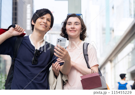 東京を旅行する外国人観光客のカップル(インバウンド) 東京を旅行する外国人観光客のカップル(インバウンド) 115455229