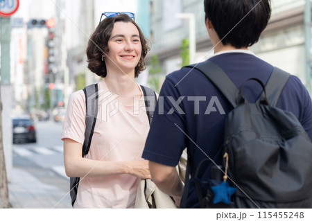 東京を旅行する外国人観光客のカップル（インバウンド） 115455248