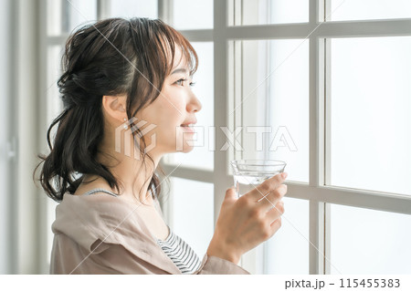 水を飲むアジア人女性（水分補給・起床・ミネラルウォーター） 115455383