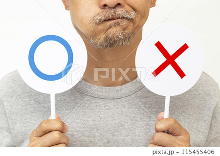 丸バツプレートを持つヒゲを生やした男性　白バック 115455406