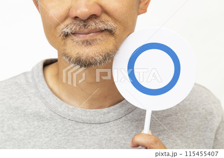丸プレートを持つヒゲを生やした男性　白バック 115455407