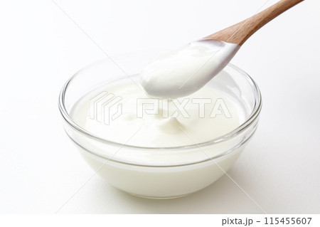 白背景にヨーグルト 115455607