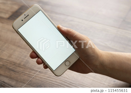 スマホ 合成用白画面 手で持つ スマホ 合成用白画面 手で持つ 115455631